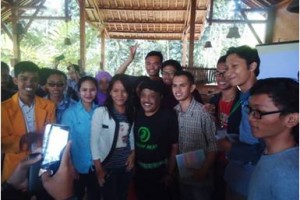 Eka Santosa berfoto bersama dengan peserta SEAL 2016.